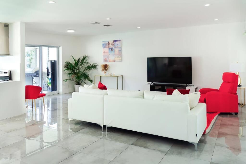Luxurious & Modern Open Floor Plan Heated Pool Villa Hollywood Eksteriør billede